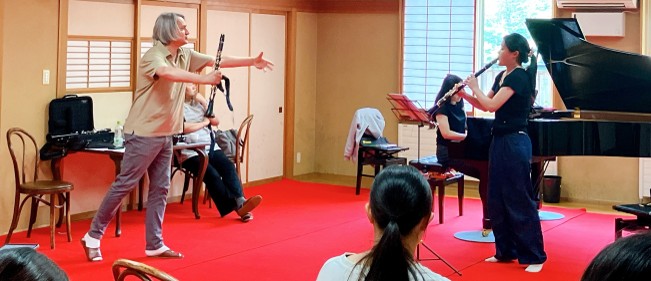 レッスンでクラリネット奏者を指導するフローラン・エオー氏。