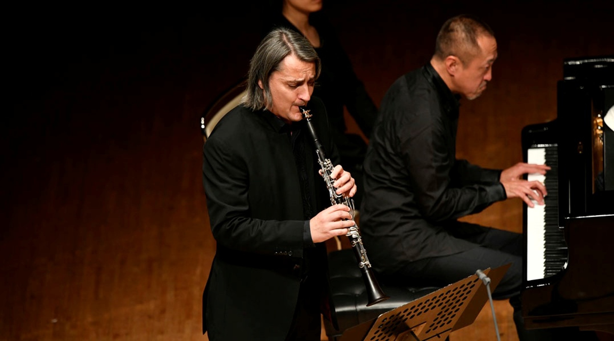 クラリネットを演奏中のフローラン・エオー氏。集中した表情で音楽に向き合う様子。