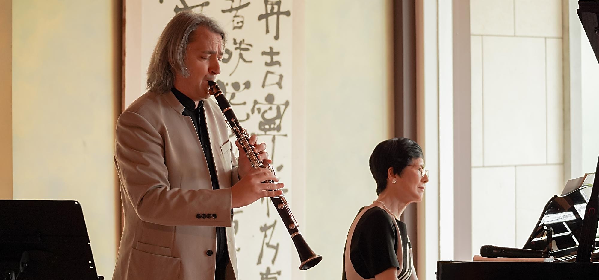 ステージ上でクラリネットを演奏するエオー氏。緊張と集中が交錯する瞬間。